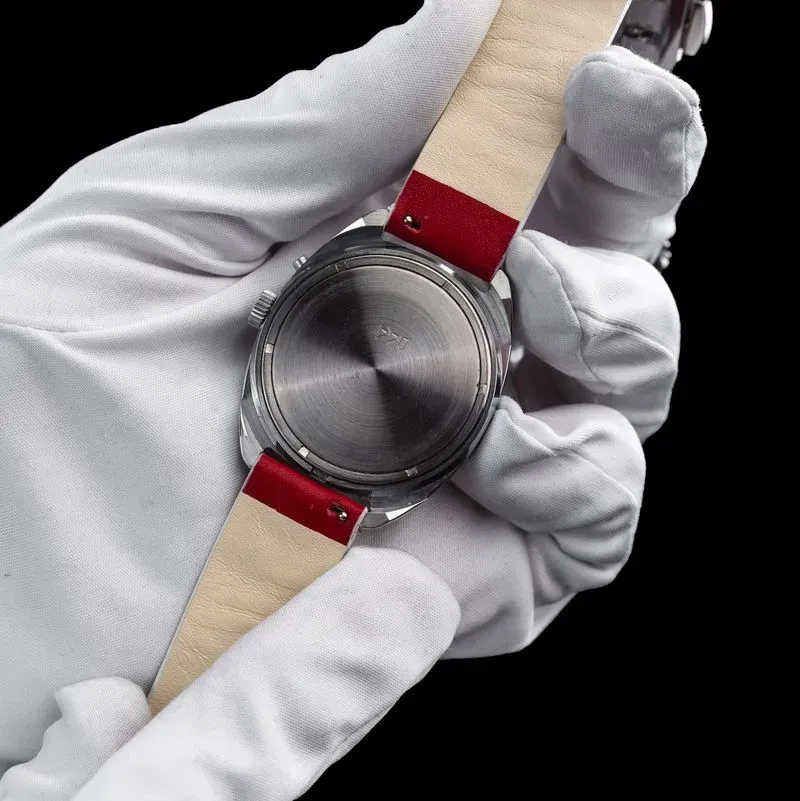 Слава «Вертикаль» — редкие часы с огненным циферблатом и вертикальным календарём