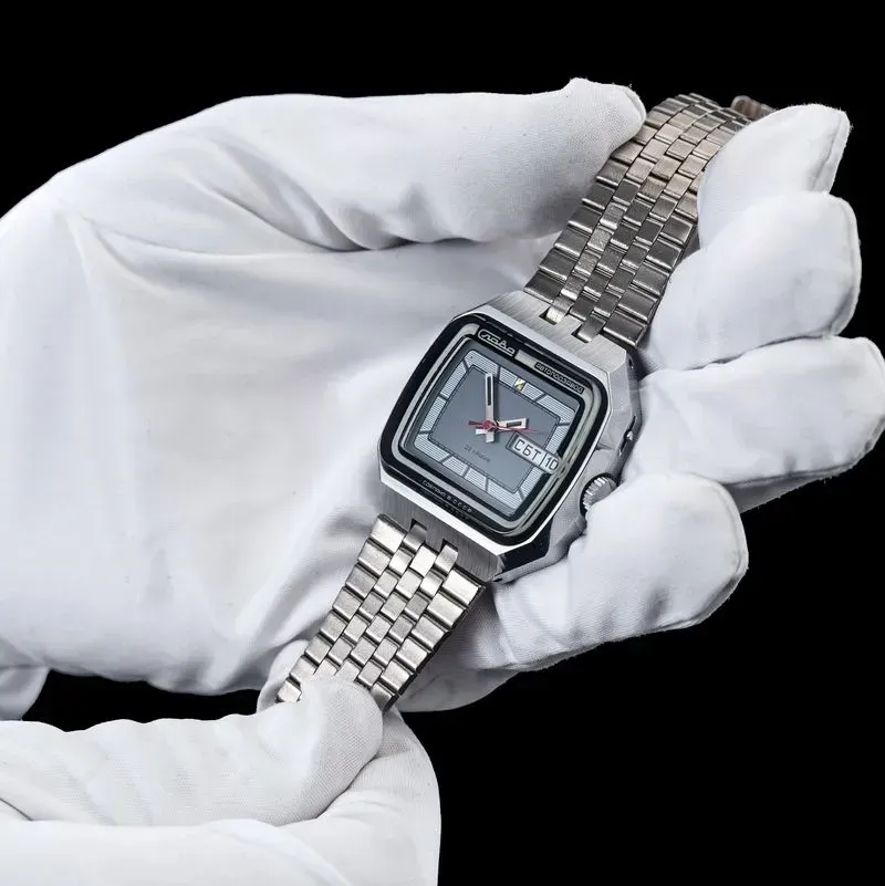 Слава «Телеэкран» — часы в корпусе телевизора. СССР, 1980-е