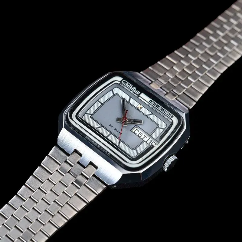 Слава «Телеэкран» — часы в корпусе телевизора. СССР, 1980-е