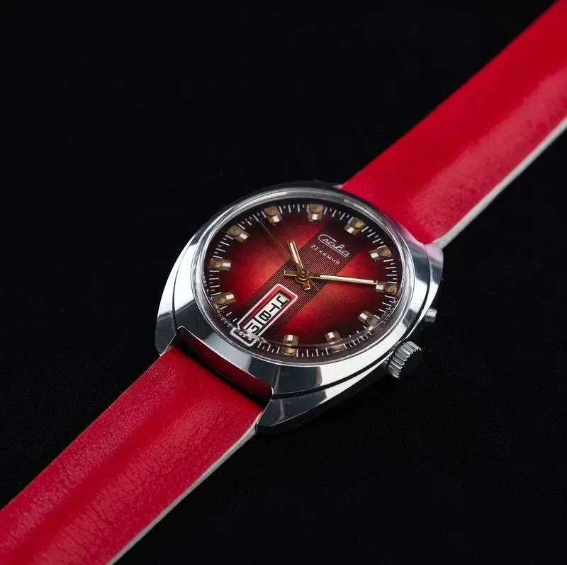 Слава «Вертикаль» — редкие часы с огненным циферблатом и вертикальным календарём