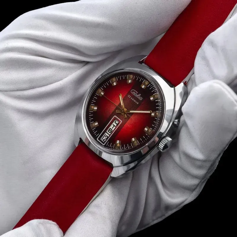 Слава «Вертикаль» — редкие часы с огненным циферблатом и вертикальным календарём